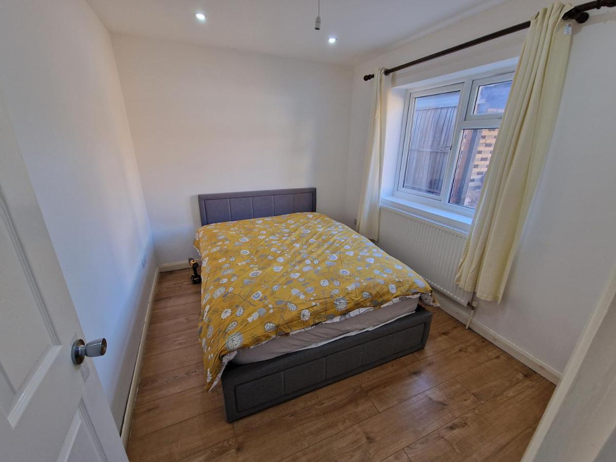 Mile End Budget Guesthouse Londra Exterior foto